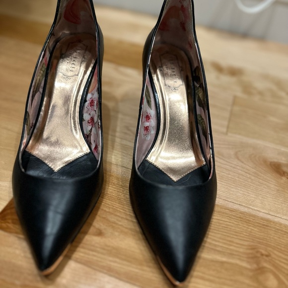 Ted Baker Black Pointed Pumps / Heels Gold Detail - Picture 4 of 4